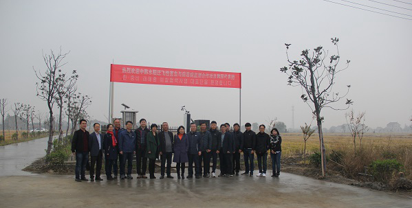 向日葵网页版副总经理朱旭华(左二)为考察团一行详细介绍了水稻病虫害绿色防控设备 向日葵网页版副总经理朱旭华(左二)为考察团一行详细介绍了水稻病虫害绿色防控设备